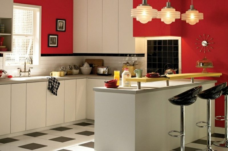 Kuchyně malují jasně červenou barvou