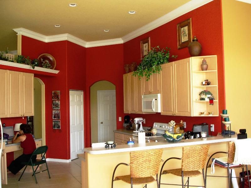Kjøkkenveggfarge rød gul mettet