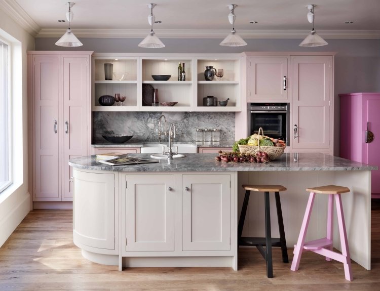 Kjøkkenveggmaling grå aksenter pastell lilla