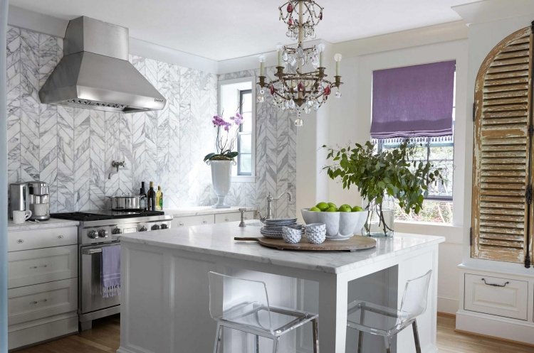 Kjøkkenveggfarge hvite flotte marmorfliser