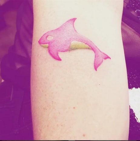 Kesha'nın yeni mürekkebi, koluna mürekkeplenmiş küçük pembe ve sarı bir balinadan oluşuyor, ancak küçük orka, Kesha'nın tek balina dövmesi değil. En az üç balina temalı dövmesi daha var ve vücudunu bunlarla örtmeye kararlı görünüyor. Kesha'nın son dövmesinin bir fotoğrafı 10 Ocak'ta Instagram hesabına gönderildi ve fotoğrafta şarkıcının yepyeni pembe ve sarı bir orka balina dövmesi tam ekranda. Kesha, fotoğrafa “psychedelic balinalar yavaş yavaş tüm vücudumu kaplıyor…” yazdı.