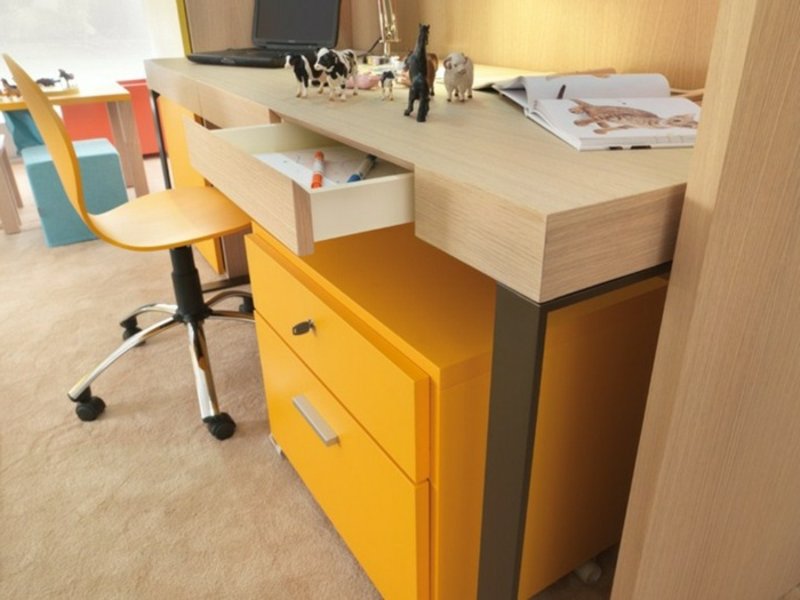 Επιλέξτε παιδικό γραφείο με επιπλέον κίτρινα συρτάρια