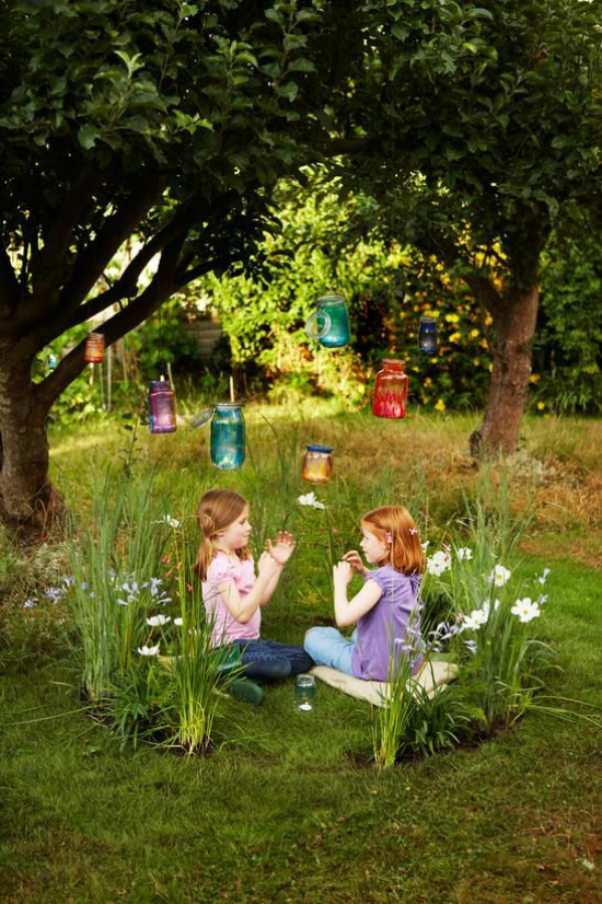 מגרשי משחקים לילדים בגינה שלהם שתי בנות משחקות בחוץ ונהנות