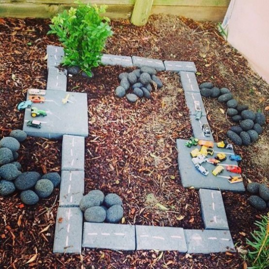 מגרשי משחקים לילדים יוצרים דמויות בגינה משלכם, מגרש משחקים קטן עם אבנים