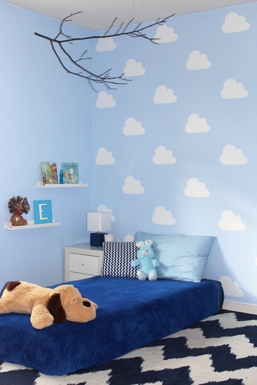dekorace dětského pokoje modré pozadí