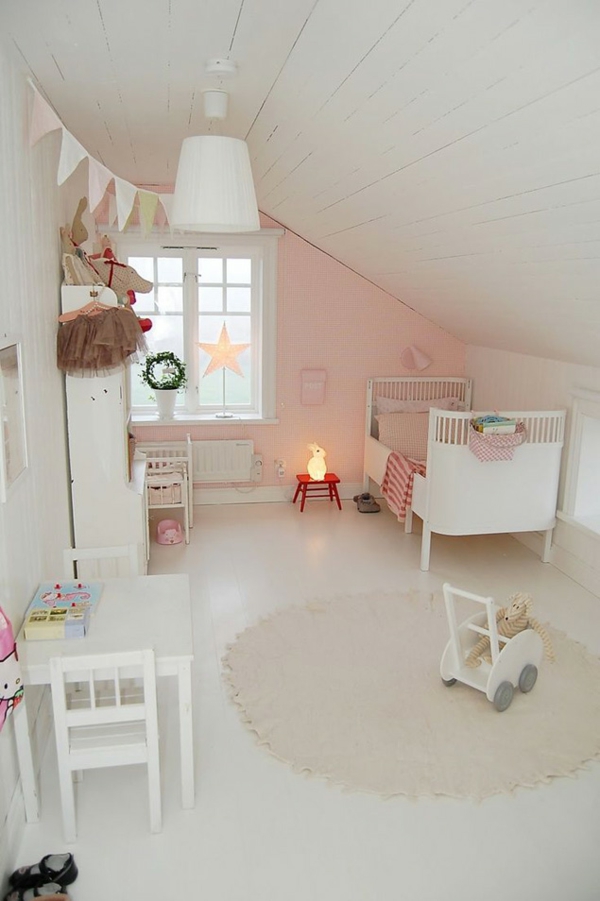 lampa do dětského pokoje dívčí osvětlení dětského pokoje šikmá střecha kulatý koberec