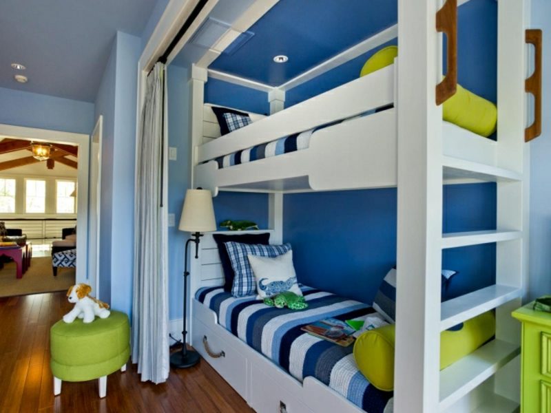 Dětské pokoje jsou vymalovány sytě modrou barvou