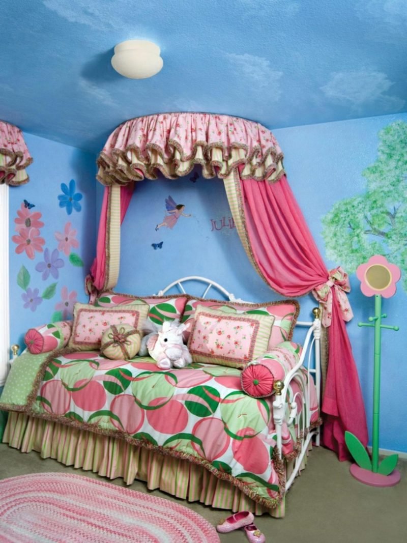 Dětský pokoj vymalovat modrou postelí s nebesy