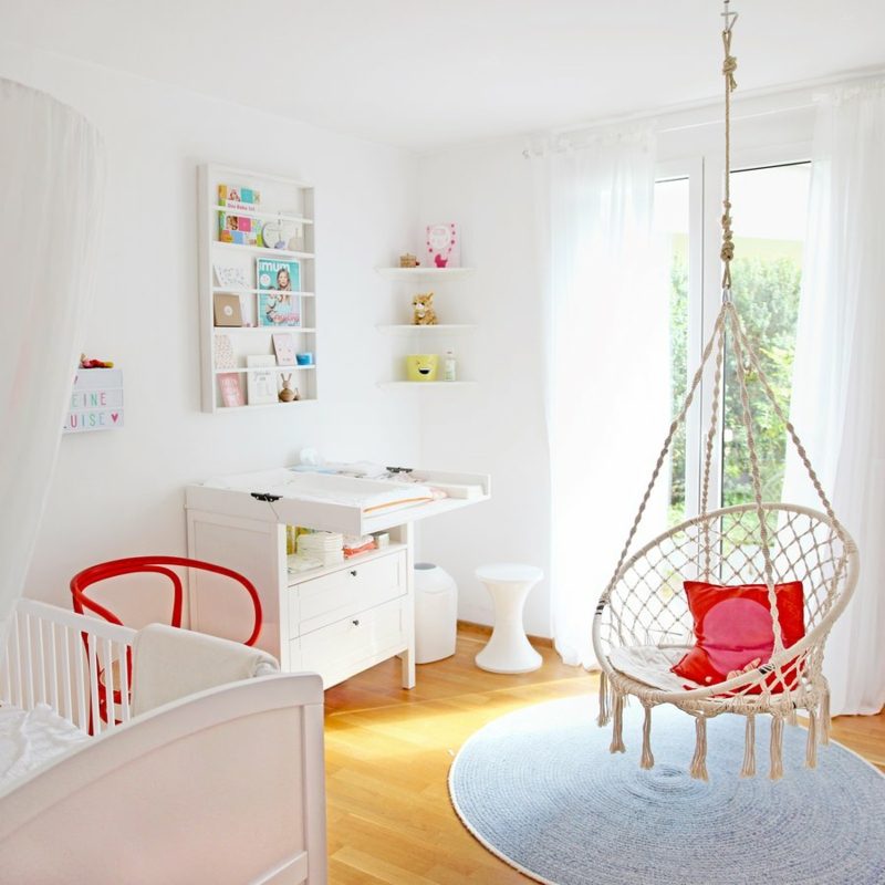 Dětské pokoje malují bílé a červené akcenty