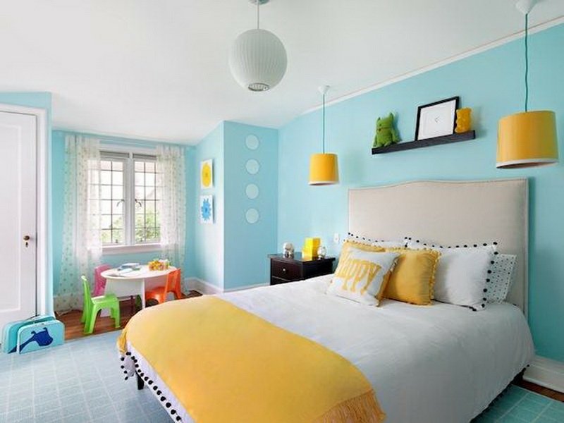 Dětské pokoje malují pastelově modré a bílé a žluté akcenty