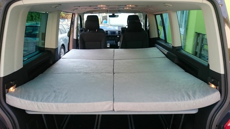 V autě použijte skládací matraci