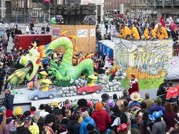 Köln Carnival 2019 Dragon Chariot Rose mandag