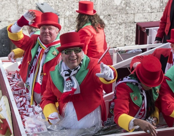 Köln Carnival 2019 rose mandag vogner kaster godteri