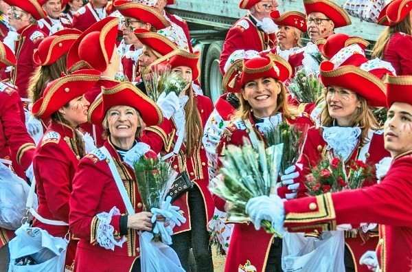 Köln Carnival 2019 kostymevakt deler ut blomsterbuketter