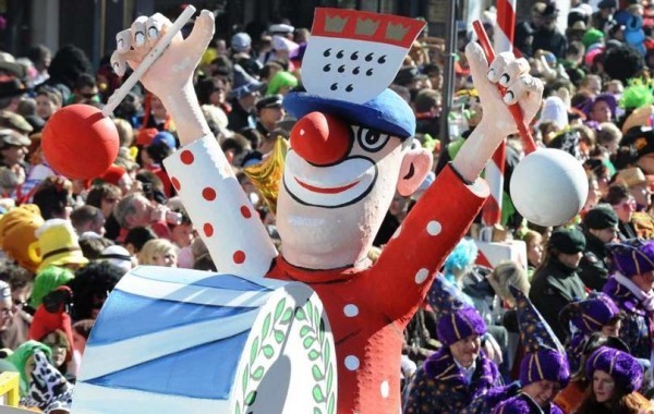 Köln Carnival 2019 stor dukketeatermusiker