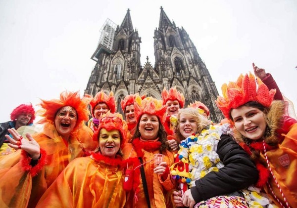 Köln -karneval 2019 -venner i kostymer foran Kölnerdomen