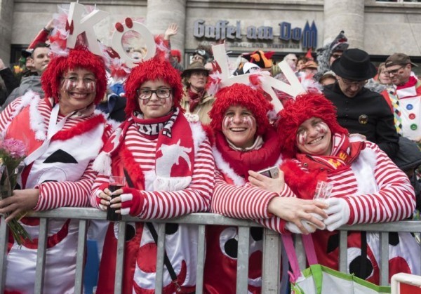 Köln Carnival 2019 kvinnedag typiske kostymer