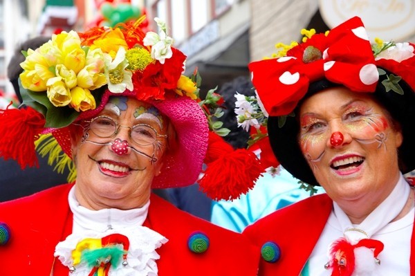 Köln -karneval 2019 feirer to kvinner i kostymer