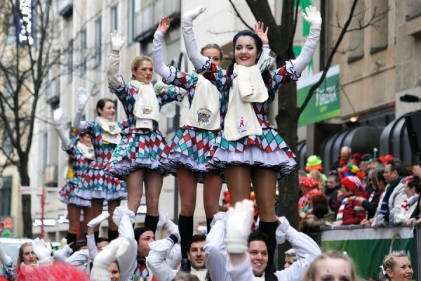 Köln Carnival 2019 akrobater på den første torsdag kvinnedagen
