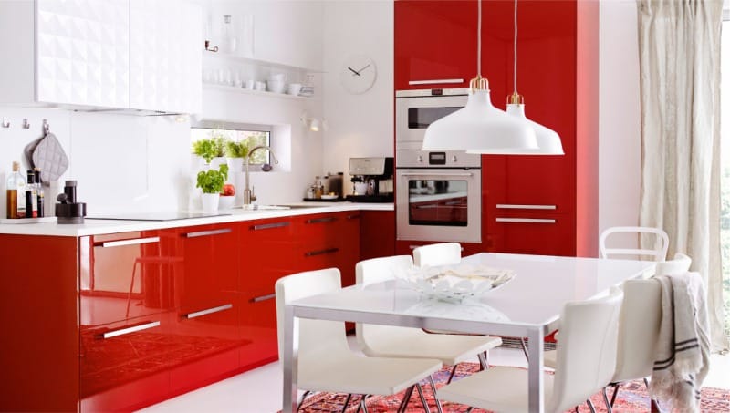 Raudonas virtuvės interjeras