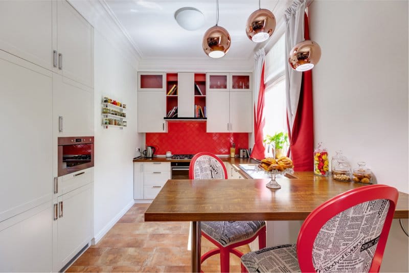 Balta ir raudona virtuvė