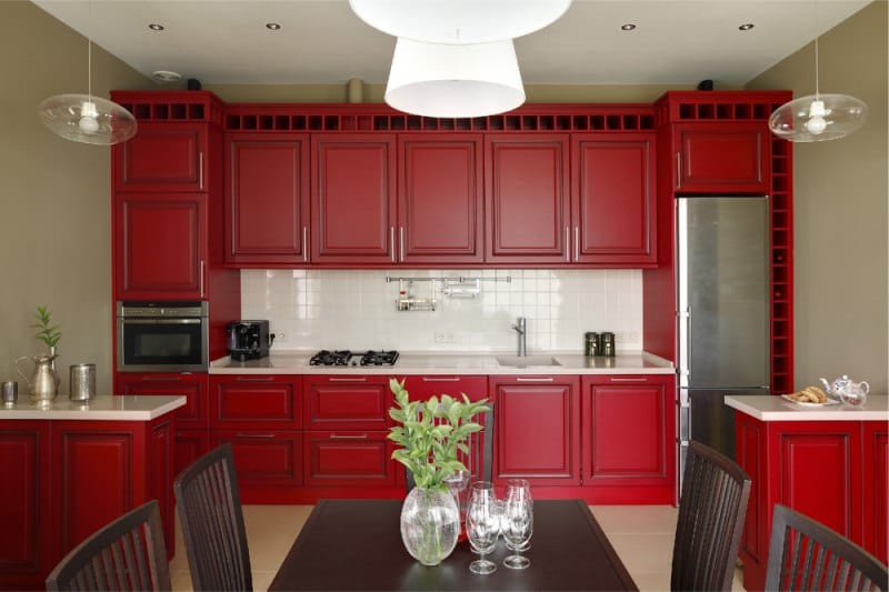 Raudona klasikinio stiliaus virtuvė