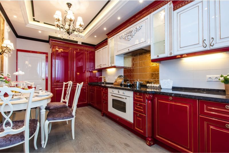 Raudona klasikinio stiliaus virtuvė