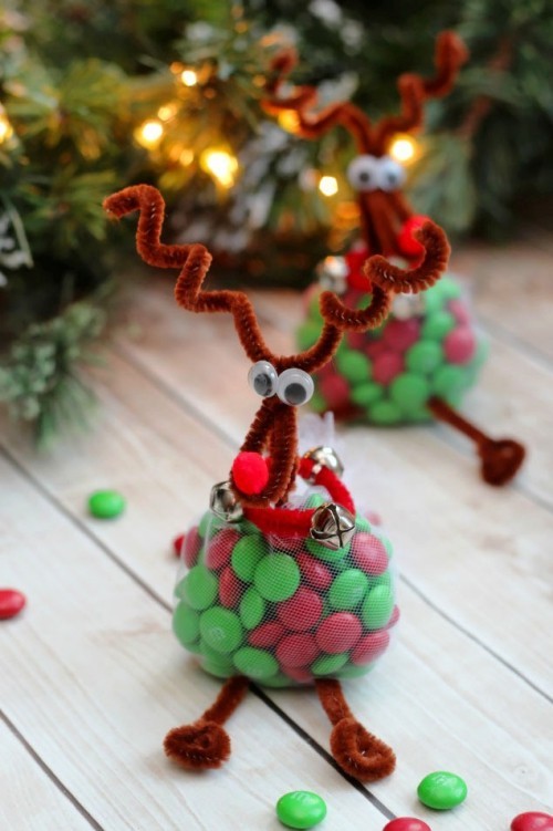 Lag kreative julegaver med reinsdyr med søtsaker