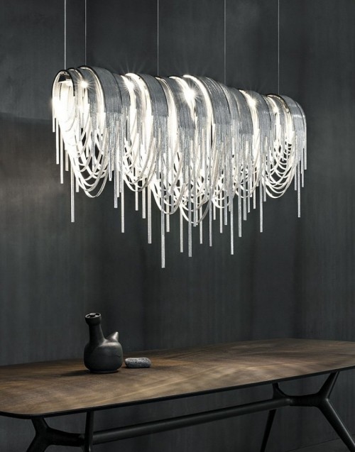 Moderne lysekroner er abstrakte og elegante i sølv