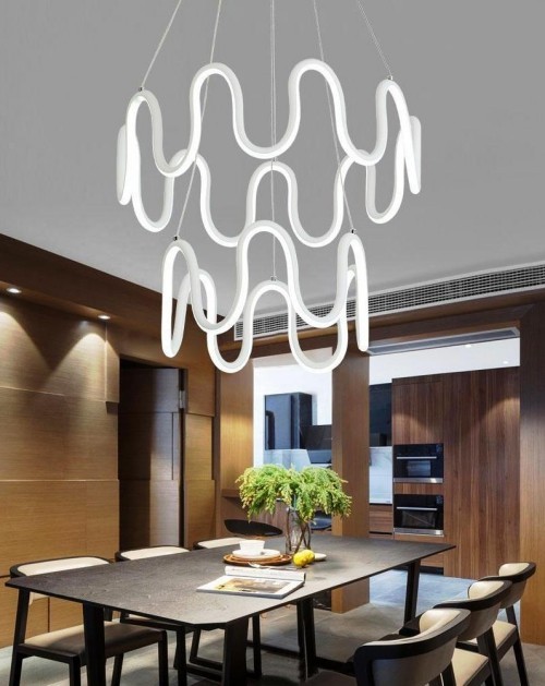 Moderne lysekroner designer en moderne spisestue med trevegger og hvitt lys