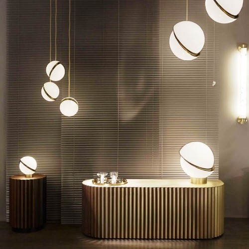 Moderne lysekroner lager glødende kuler som henger på badet eller gangen