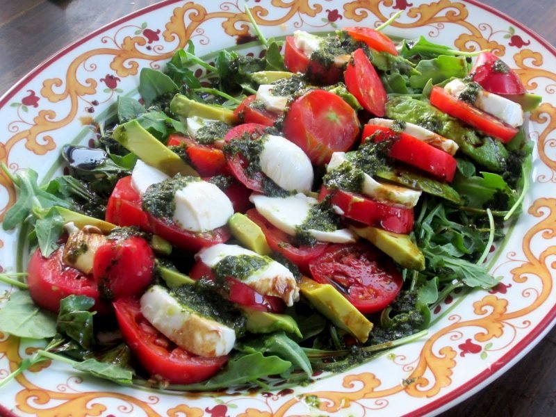 Ostfondueretter: Salat med mozzarella og tomater!