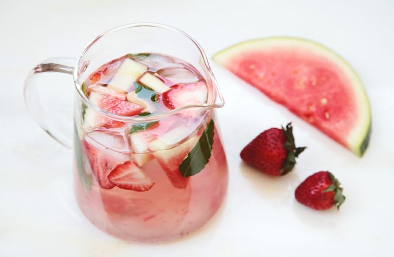 v létě pijte vodu s melounem a jahodami