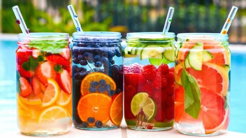 ochucená detoxikační voda jako letní nápoj