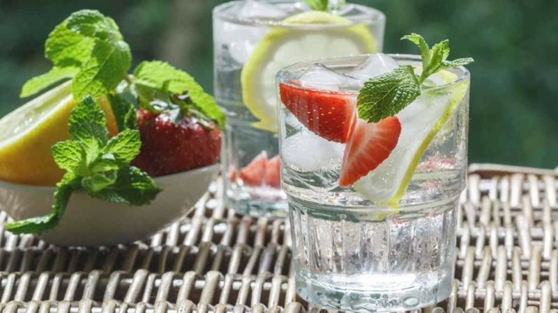 citronová a jahodová detoxikační voda