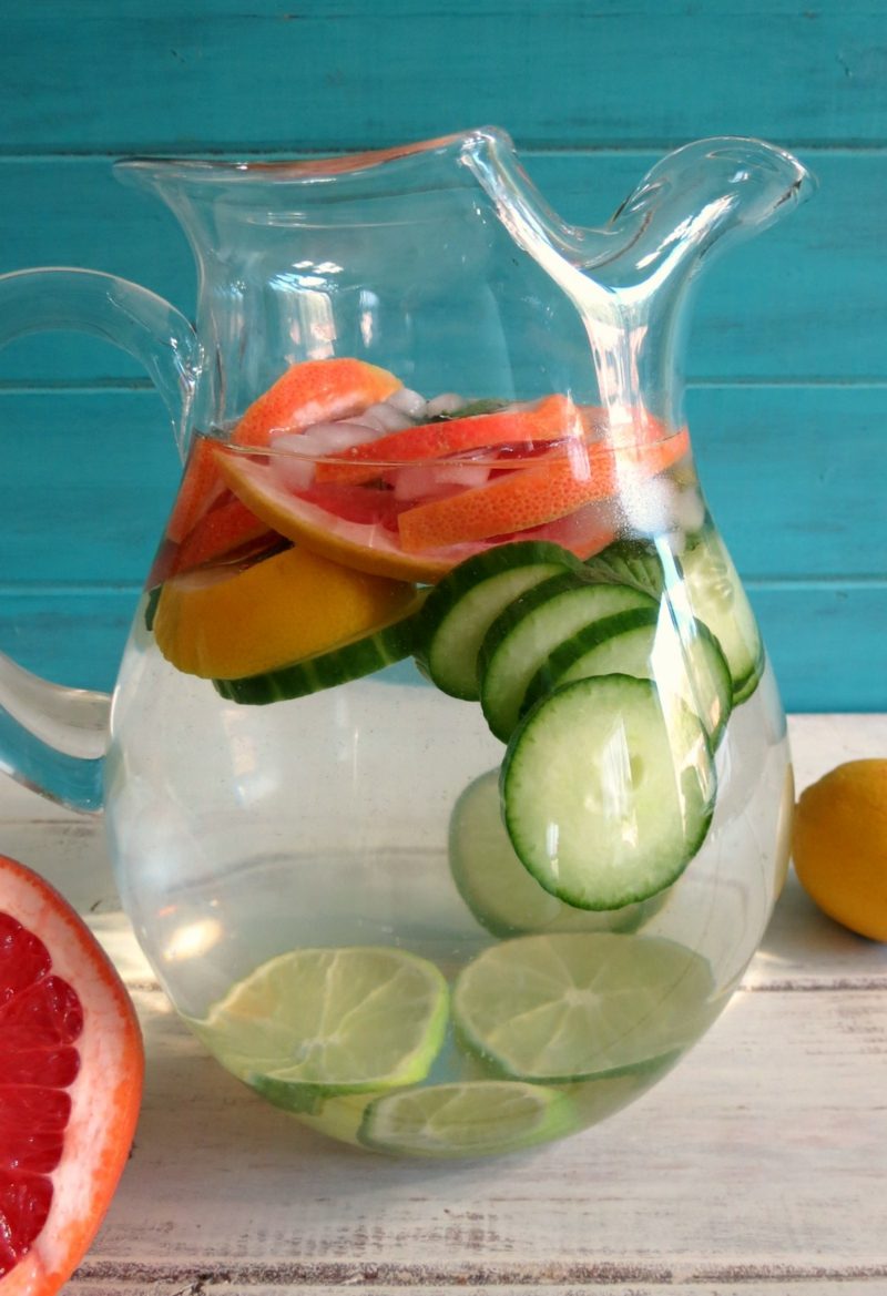 zdravá detoxikační voda s okurkou a grapefruitem