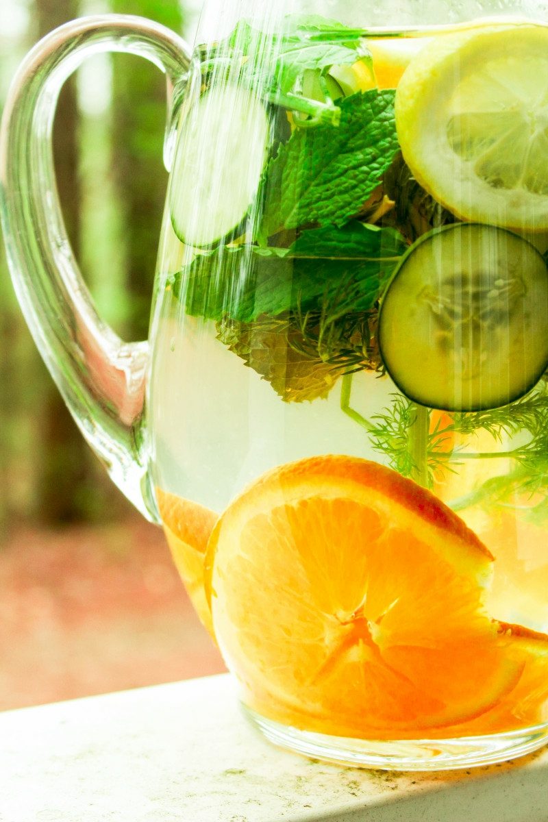 zdravá detoxikační voda s okurkovými citrony a pomeranči
