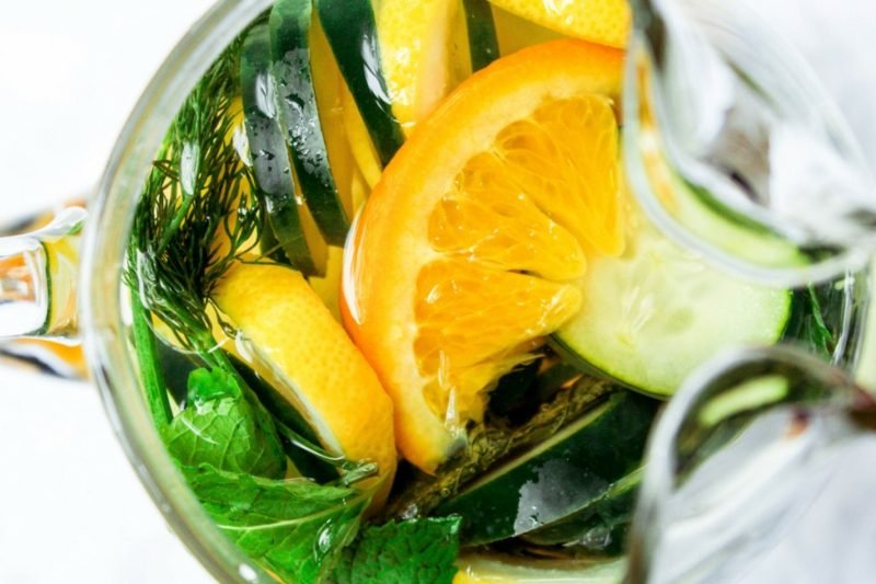 recepty na detoxikační vodu s pomeranči a mátou