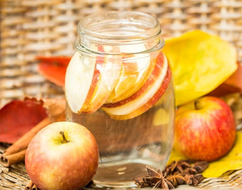 recept na detoxikační vodu s jablkem a skořicí