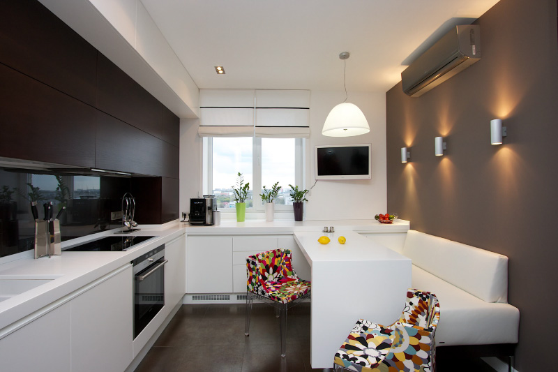 Moderni virtuvė su profilio rankenomis