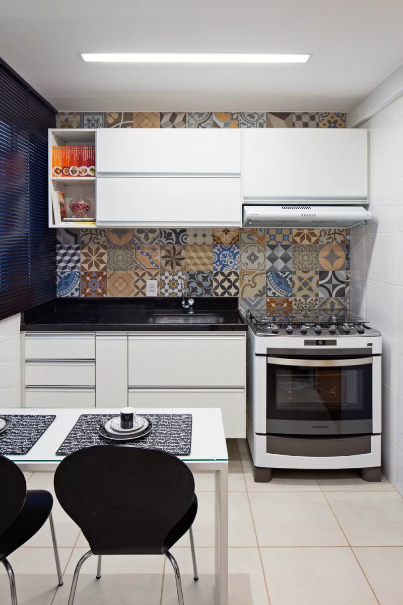 Moderni virtuvė su profilio rankenomis