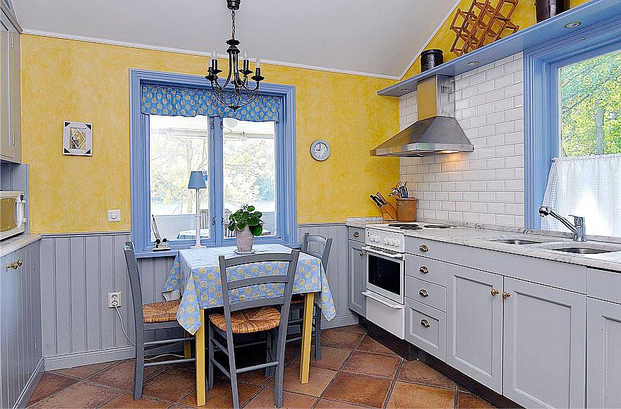 黄色と青の色調のギリシャ風キッチン