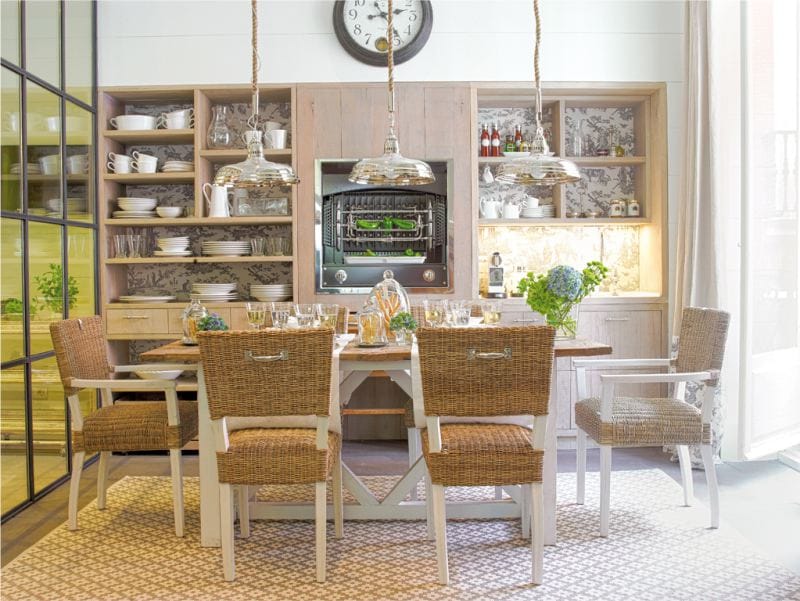 木と籐の家具を備えた地中海スタイルのキッチン