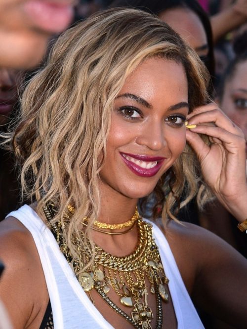 Beyonce kort frisyre med en blond streng