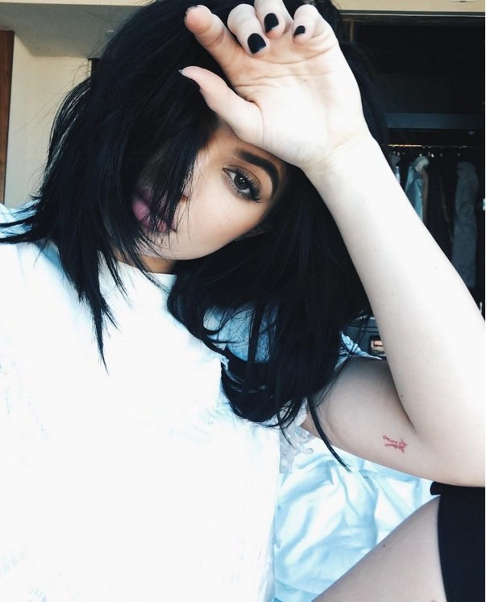 Kylie Jenner rankos tatuiruotė
