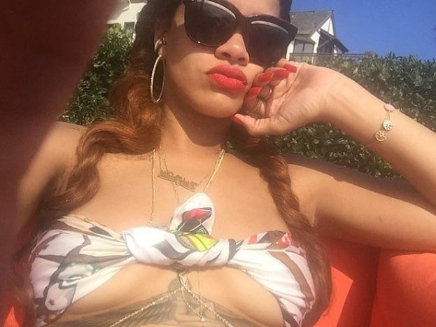 (Nuotrauka: Rihanna/„Instagram“) Šią vasarą prieš penkerius metus rašalu tapyta Rihannos krūtinės tatuiruotė pagerbta jos velionės močiutės Claros „Dolly“ Brathwaite, kuri po ilgos kovos su vėžiu mirė 2012 m. Vasarą, garbei. Dainininkė pirmą kartą „Instagram“ atskleidė savo krūtinės gabalą kartu su tokia jaudinančia žinute: „Deivė Isis - pilna moteris - modelis ateities kartoms - #GRANGRANDOLLY - visada mano širdyje ir ant jos #1 meilė“.