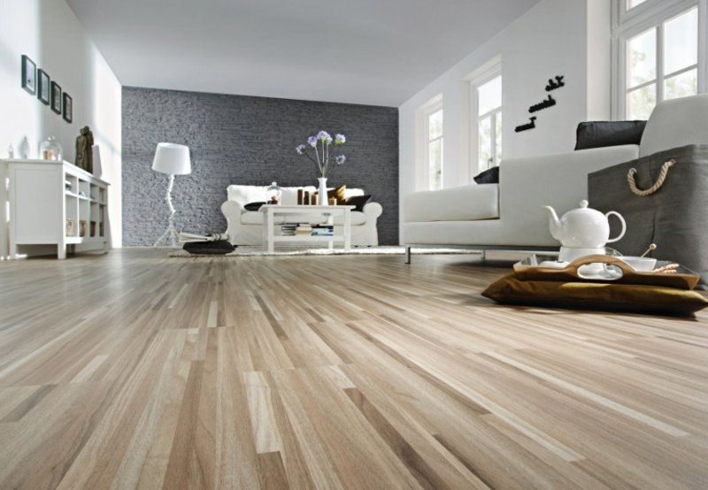 dřevěný vzhled linoleového dřeva v obývacím pokoji