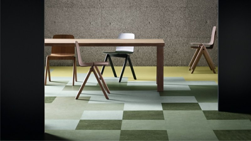 podlaha z linolea v zelené barvě jako geometrický vzor