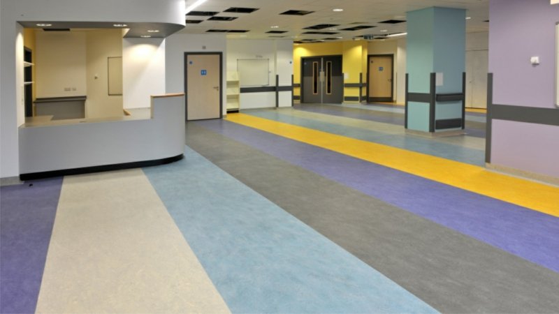linoleum podlaha Nemocnice fialová žlutá modrá
