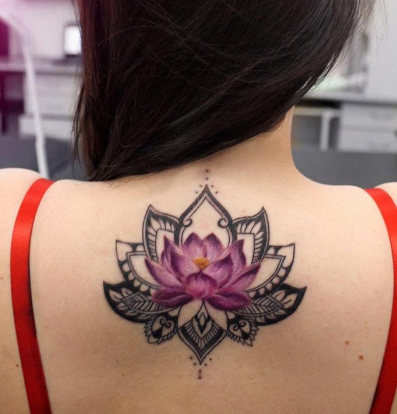 Lotus tatovering mandala jente tilbake fargerik